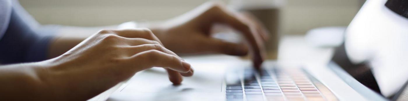 écrire un email sur un ordinateur