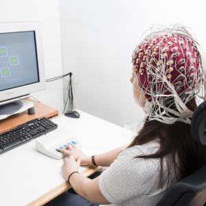 Notre cerveau se réorganise et s’adapte constamment aux besoins… sans qu’on s’en rende compte. C’est ce qu’on appelle la plasticité. Ce phénomène est d’autant plus important après un accident vasculaire cérébral (AVC), car le cerveau cherche à recréer des réseaux de neurones pour compenser les fonctions perdues. D’où l’idée de mieux comprendre les processus de réorganisation dans les premières semaines qui suivent l’AVC pour les modifier de manière favorable. Le Pr Adrian Guggisberg, médecin adjoint agrégé 