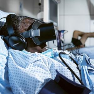 Personne équipée de casques de réalité virtuelle
