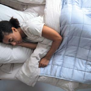 Une pause sommeil peut aider le cerveau à se régénérer et à améliorer sa capacité d’apprentissage. C’est la conclusion d’une étude menée par l’Hôpital universitaire de Freiburg (Allemagne), les HUG et l’Université de Genève (UNIGE). L’équipe de recherche démontre qu’un bref endormissement aide à réorganiser les connexions neuronales facilitant l’encodage de nouvelles informations. Jusqu’à présent, ces bénéfices n’avaient été observés qu’après une nuit complète de sommeil. L’étude est à découvrir dans la rev