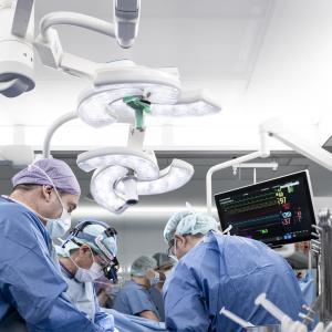 Les nouvelles salles d’opération regorgent d’écrans et d’appareils dernière génération.
