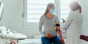 femme enceinte en consultation