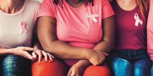 femmes portant le ruban rose