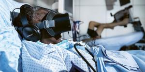 Personne équipée de casques de réalité virtuelle