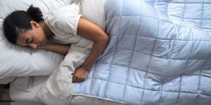 Une pause sommeil peut aider le cerveau à se régénérer et à améliorer sa capacité d’apprentissage. C’est la conclusion d’une étude menée par l’Hôpital universitaire de Freiburg (Allemagne), les HUG et l’Université de Genève (UNIGE). L’équipe de recherche démontre qu’un bref endormissement aide à réorganiser les connexions neuronales facilitant l’encodage de nouvelles informations. Jusqu’à présent, ces bénéfices n’avaient été observés qu’après une nuit complète de sommeil. L’étude est à découvrir dans la rev