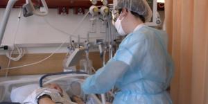 soignante au chevet d’un patient